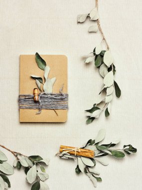 Geleneksel Japon furoshiki tarzında keten arka planda paketlenmiş moda hediye kutusu. Doğal estetik. Şık, rahat, sıfır atık, plastik el yapımı Noel, doğum günü, Paskalya için hediye paketi.