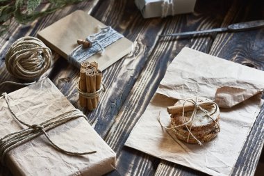 Siyah arka planda şık bir el işi hediye kutusu. Doğal estetik. Sıfır atık, plastiksiz, el yapımı Noel, doğum günü, Paskalya için hediye paketi. Üst Manzara. Boşluğu kopyala.