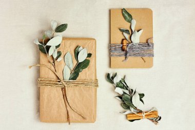 Çarşaf arkaplanına geri dönüşümlü el işi kağıda sarılmış moda bir hediye kutusu. Doğal estetik. Şık, rahat, sıfır atık, Noel, doğum günü, Paskalya için ücretsiz plastik el yapımı hediye paketi.