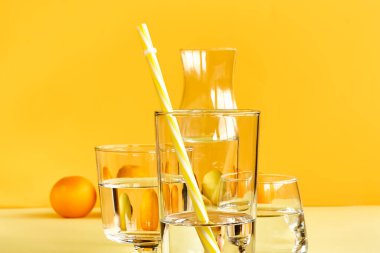 Deniz aygırı meyveleri sarı zemin üzerinde su ve cam yoluyla bozulmuş. Sanat eğilimli minimalist natüralist. Sağlıklı bir yaşam. C vitamini.