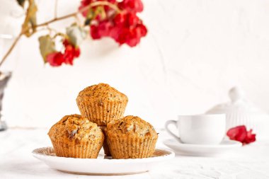 Beyaz masada zencefilli ve fındıklı ev yapımı kekler. Sağlıklı beslenme, glütensiz yemek. Ev yapımı tatlı ya da Sevgililer Günü için kahvaltı, Anneler Günü.,