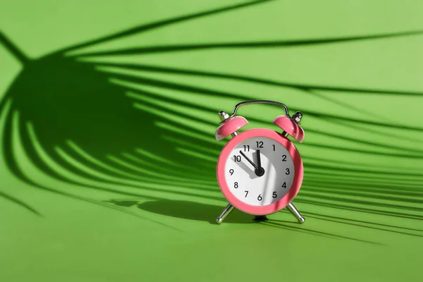 Рожевий Будильник Зеленому Тлі Тіні Пальмового Листа Літній Час Свята — стокове фото