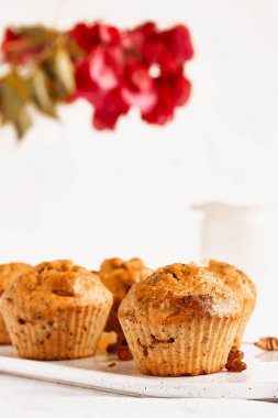 Beyaz masada zencefilli ve fındıklı ev yapımı kekler. Sağlıklı beslenme, glütensiz yemek. Ev yapımı tatlı ya da Sevgililer Günü için kahvaltı. Anneler Günü.