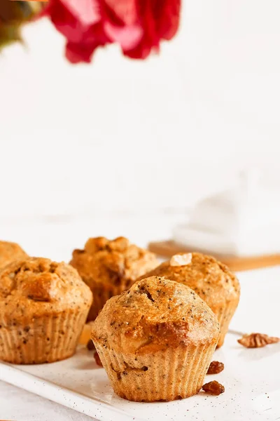 Muffins Faits Maison Avec Gingembre Noix Sur Table Blanche Manger — Photo