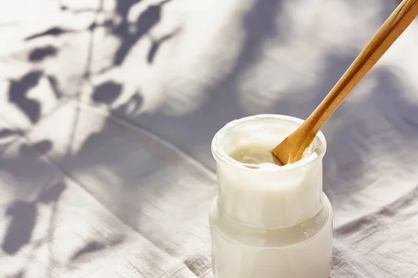 Färsk Naturlig Ekologisk Yoghurt Glasburk Vit Duk Med Bladskuggor Naturligt — Stockfoto