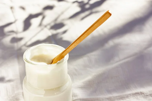 Färsk Naturlig Ekologisk Yoghurt Glasburk Vit Duk Med Bladskuggor Naturligt — Stockfoto