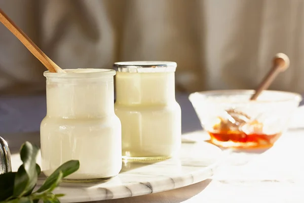 Två Portioner Färsk Naturlig Ekologisk Yoghurt Glasburk Marmorbricka Hemgjord Grekisk — Stockfoto