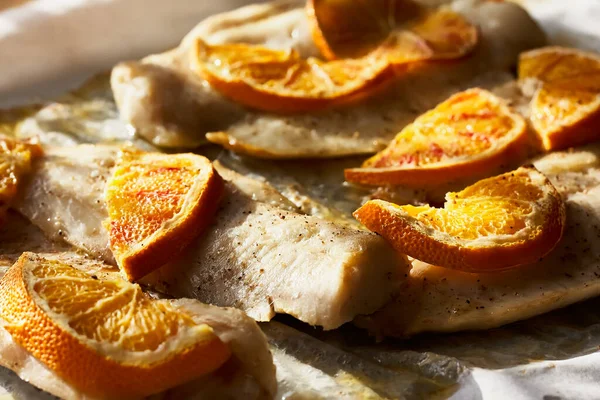 Portakallı balık filetosu. Deniz ürünleri, sağlıklı beslenme. Doğal ışık.