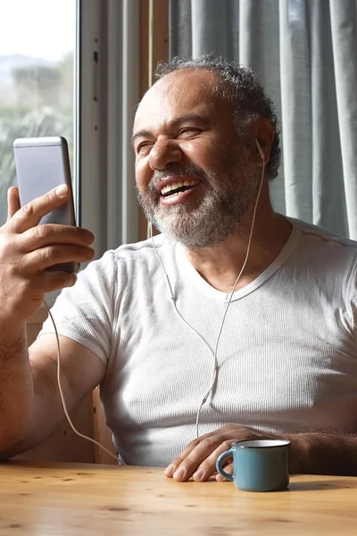 Knappe Volwassen Man Lacht Terwijl Hij Thuis Videogesprekken Heeft Met — Stockfoto
