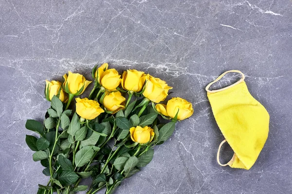 Rosas Amarelas Máscara Protetora Amarela Fundo Cinza Dia Dos Namorados — Fotografia de Stock