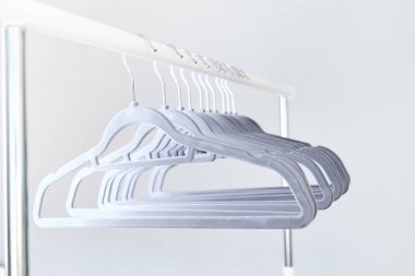 Gri askılar elbise rafında. Slow Fashion. Bilinçli tüketim. Moda endüstrisinde kriz, perakende. Çevre dostu, sürdürülebilir mevsimsel satış konsepti. Sıfır kayıp. Kara Cuma.