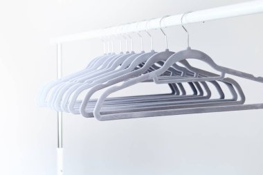 Gri askılar elbise rafında. Slow Fashion. Bilinçli tüketim. Moda endüstrisinde kriz, perakende. Çevre dostu, sürdürülebilir mevsimsel satış konsepti. Sıfır kayıp. Kara Cuma.