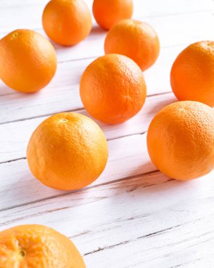 Beyaz ahşap arka planda olgun biyo portakallar. Organik Sicilya portakalları. Sağlıklı beslenme. Vitamin. Üst görünüm.