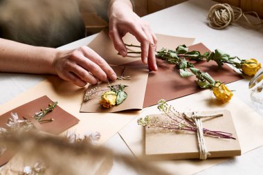 Kadınlar sıfır israf yapıyor, plastiksiz, modaya uygun el yapımı geri dönüşümlü kağıt ve masa örtülü kurutulmuş çiçeklerle hediye çeki yapıyor. Doğal estetik..