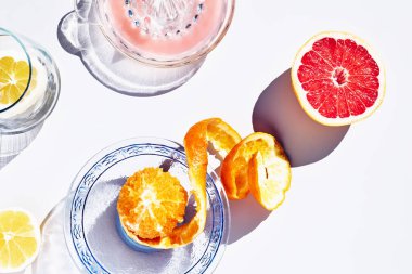 Yaz kreatif dairesi taze narenciye meyveleri ve güneş ışığında sert gölgelerle yatıyordu. Asgari gıda yaratıcı konsept.