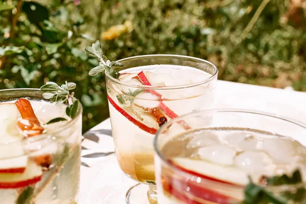 新鮮で健康的なカクテルやリンゴ シナモン ハーブとモカイル 自然を背景にした爽やかな夏のドリンク — ストック写真