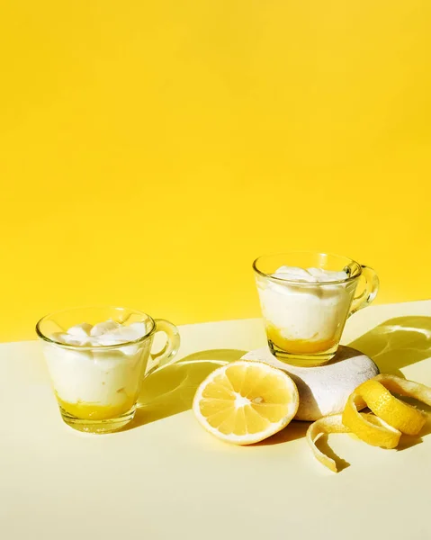 Citron Mousse Eller Glass Ett Glas Koppar Gul Bakgrund Traditionellt — Stockfoto