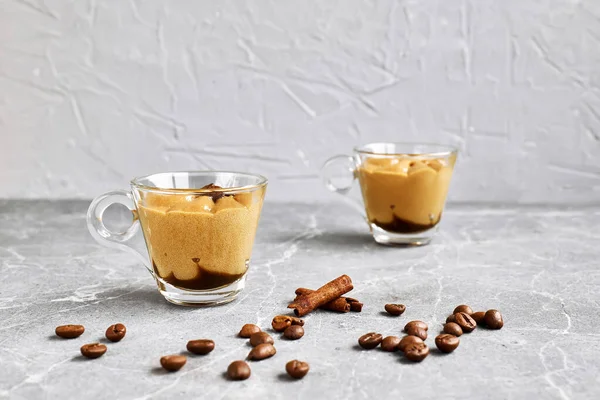 Geleneksel İtalyan tatlı kahve kreması gri taşlı arka planda cam bir fincanda. Ulusal mutfak tarifi. Lezzetli yaz kreması..