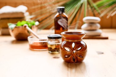 Temel yağ yayıcı, tıbbi bitkiler, masadaki farklı türde yağ ve esanslar. Aromaterapi ve alternatif tıp konsepti. Doğal ilaçlar..
