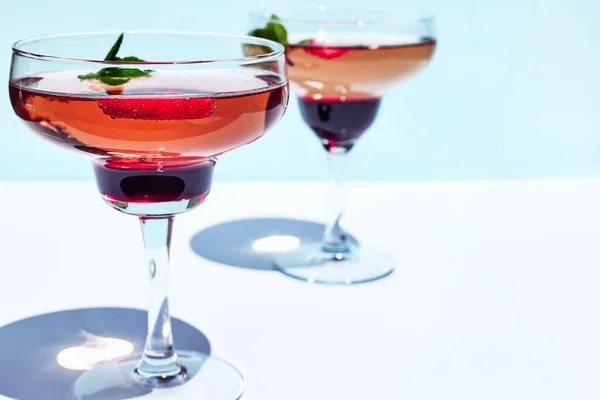 Frischer Sommer Erdbeer Cocktail Oder Mocktail Auf Dem Tisch Garten — Stockfoto
