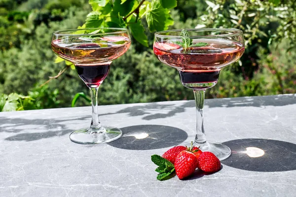 Frischer Sommer Erdbeer Cocktail Oder Mocktail Auf Dem Tisch Garten — Stockfoto