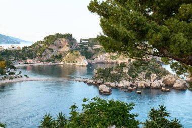 İtalya, Sicilya, Taormina yakınlarındaki Isola Bella adası İyon Denizi 'nin masmavi sularıyla çevrili güzel küçük bir ada. Sicilya 'da turistik bir cazibe olarak güzellik. Akdeniz mevsimi.