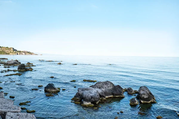 Akşamları Giardini Naxos körfezi manzarası. Denizde gün batımı. Sicilya 'da turistik bir cazibe olarak güzellik. Akdeniz mevsimi. İyon Denizi. — Stok fotoğraf