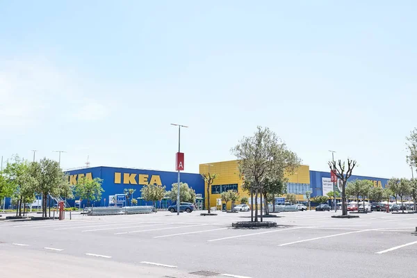 Catania, Sicilya, İtalya - 24 Nisan 2021 Catania 'daki IKEA mağazası. Ikea dünyanın en büyük mobilya perakendecilerinden biridir. Mobilyaları monte etmeye hazır satar.