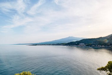 Giardini Naxos körfezi kışın arka planda Etna Dağı. Sicilya 'da turistik bir cazibe olarak güzellik. Akdeniz 'de mevsim. İyon Denizi.