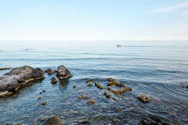 Akşamları Giardini Naxos körfezi manzarası. Denizde gün batımı. Sicilya 'da turistik bir cazibe olarak güzellik. Akdeniz 'de mevsim. İyon Denizi.