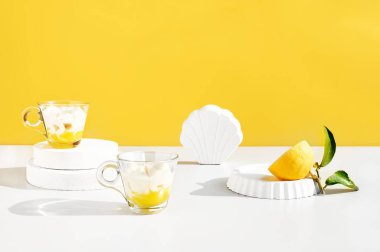 Sarı arka planda cam bardakta limonlu krema ya da dondurma. Geleneksel İtalyan limon tiramisu ya da granita tarifi. Lezzetli yaz tatlıları.