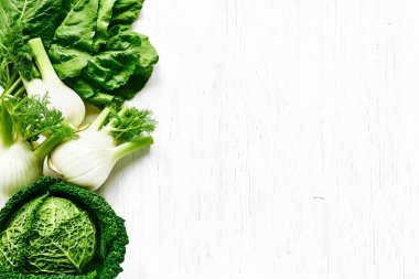 Floransa rezene soğanları ve beyaz ahşap arka planda savoy lahanası. Çiğ organik bahar sebzeleri. Hakiki sağlıklı beslenme.