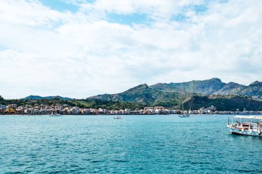 Giardini Naxos limanının manzarası. Sicilya 'da turistik bir cazibe olarak güzellik. Akdeniz 'de mevsim. İyon Denizi