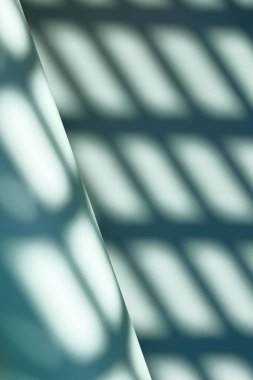 Soyut geometrik gölge. Açık mavi tek renkli duvar kağıtları. Gölge ve ışık ile ürün sunumu için arkaplan.