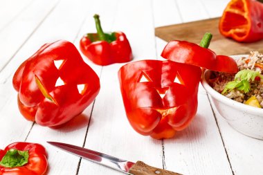 Cadılar Bayramı ziyafeti fikri, Jack-o 'Pepper. Kırmızı biberler, balkabağı gibi oyulmuş pirinç, et ya da baklagillerle doldurulmaya hazır..