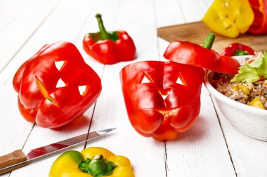 Cadılar Bayramı ziyafeti fikri, Jack-o 'Pepper. Kırmızı biberler, balkabağı gibi oyulmuş pirinç, et ya da baklagillerle doldurulmaya hazır..