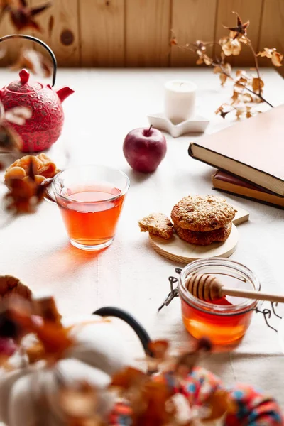 Ambiente Acogedor Otoño Beber Miel Galletas Manzanas Canela Cerca Taza — Foto de Stock