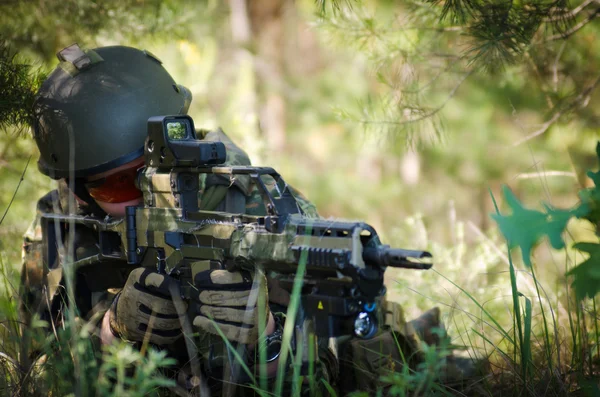 Soldat schießt aus Hinterhalt — Stockfoto