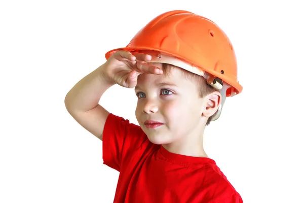 Jongen in een helm kijkt in de verte — Stockfoto