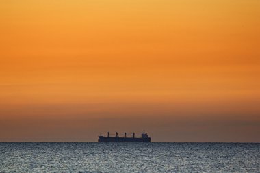 Bir ufuk yalnız gemide