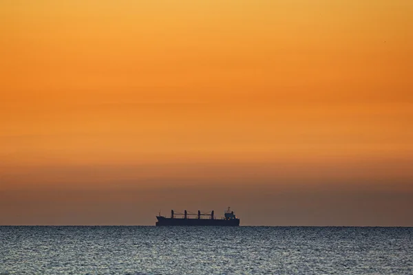 Nave solitaria en un horizonte — Foto de Stock