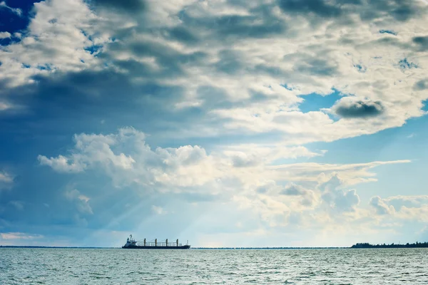 Paisaje marino con un barco — Foto de Stock