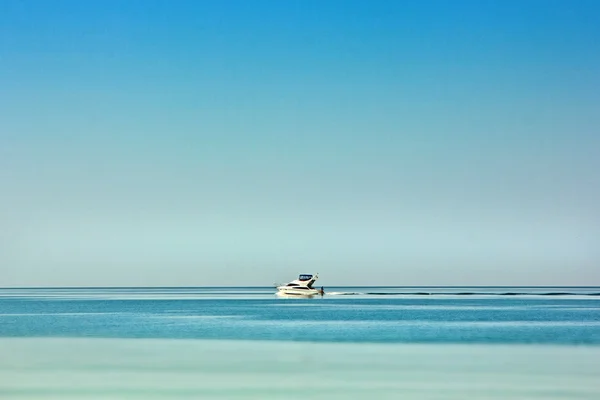 Barco blanco en mar abierto — Foto de Stock