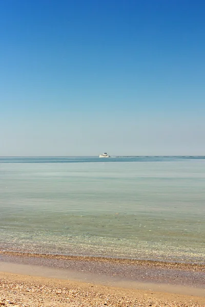 Paisaje marino con un barco — Foto de Stock