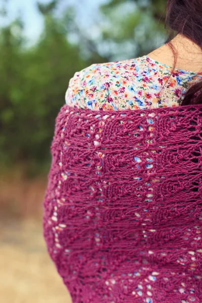 Vrouw in een violet sjaal — Stockfoto