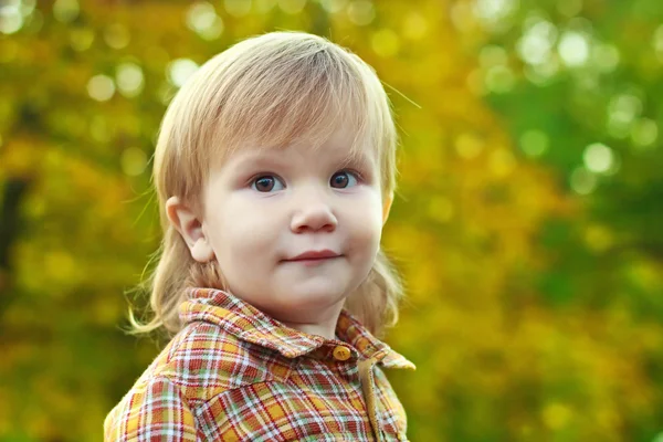 Retrato de un niño sobre un fondo bokeh — Foto de Stock