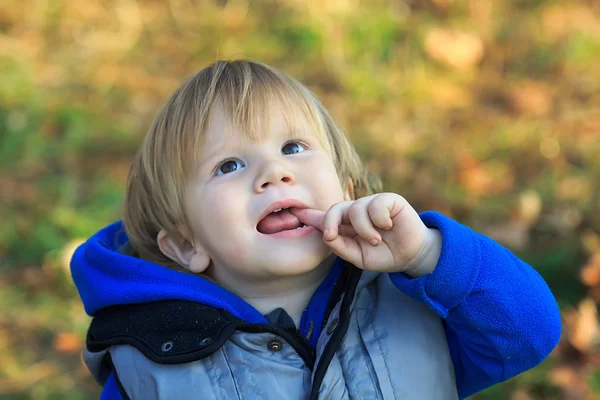 Boy looking up — Stock Photo, Image