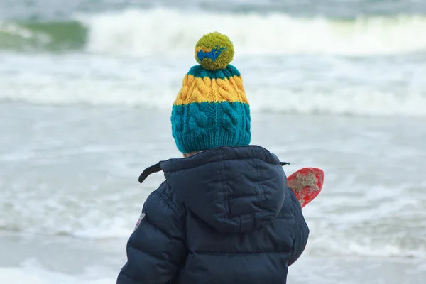 Chłopiec spaceru na plaży zima — Zdjęcie stockowe