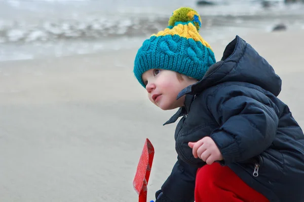 Jongen spelen in een zand in de winter — Stockfoto