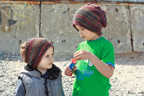 Niños en gorritas de punto —  Fotos de Stock